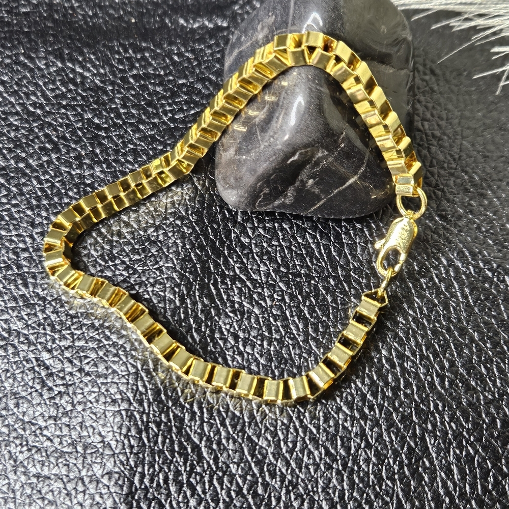 18k Gold Box Chain Bracelet - Picture 2 of 7